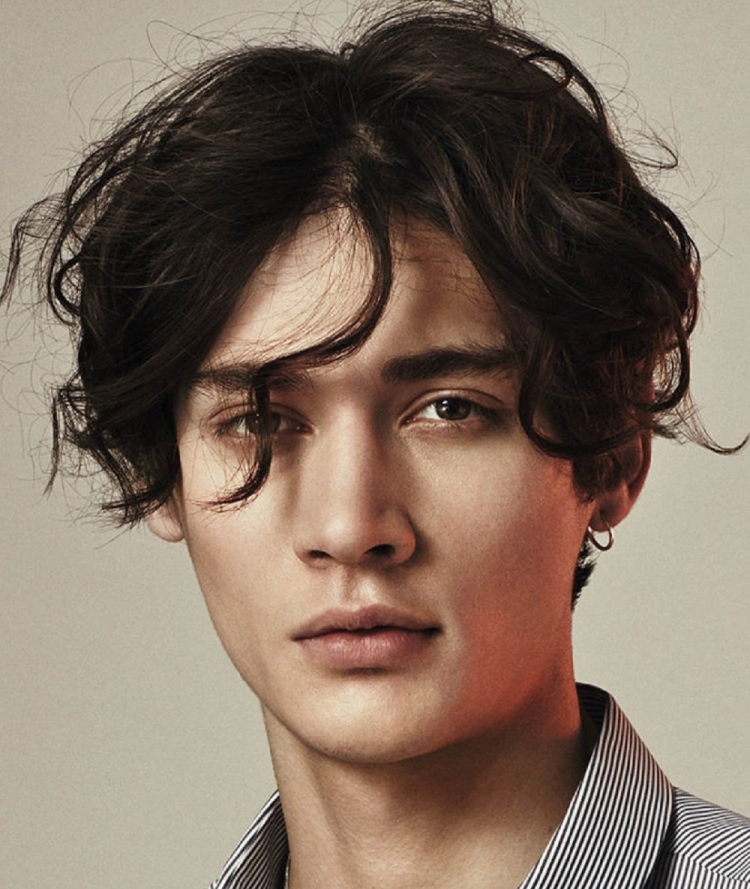 Стрижка с пробором посередине