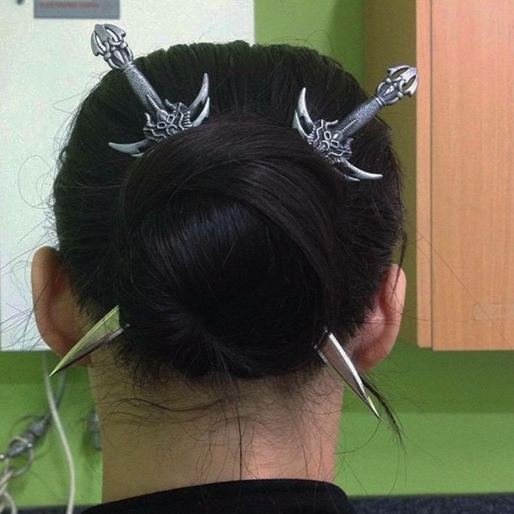 Прически с кинжалом для волос