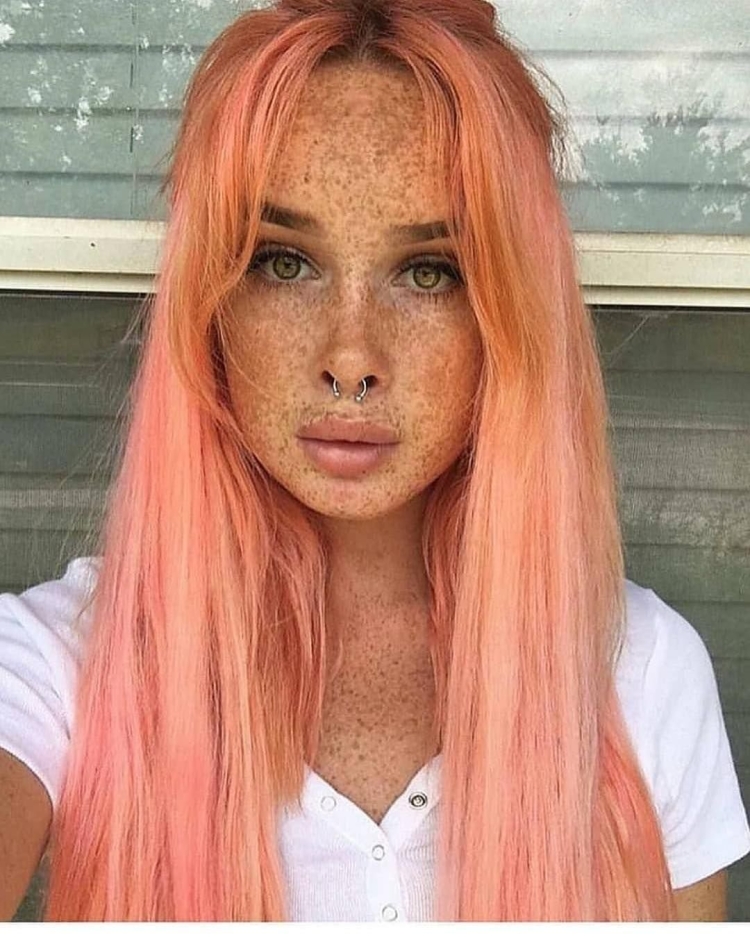 Девушка с персиковыми волосами