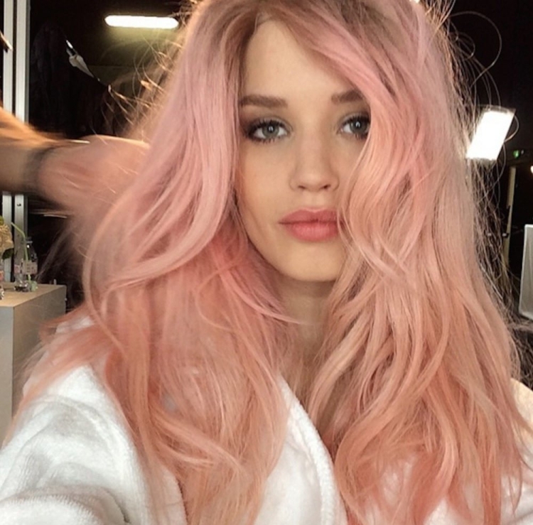 Нежно розовые волосы