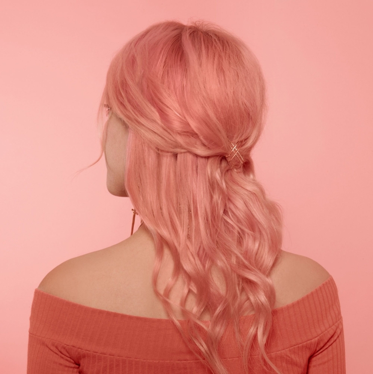 Пастельно персиковые волосы
