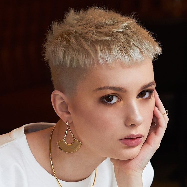 Кроп стрижка блонд женская