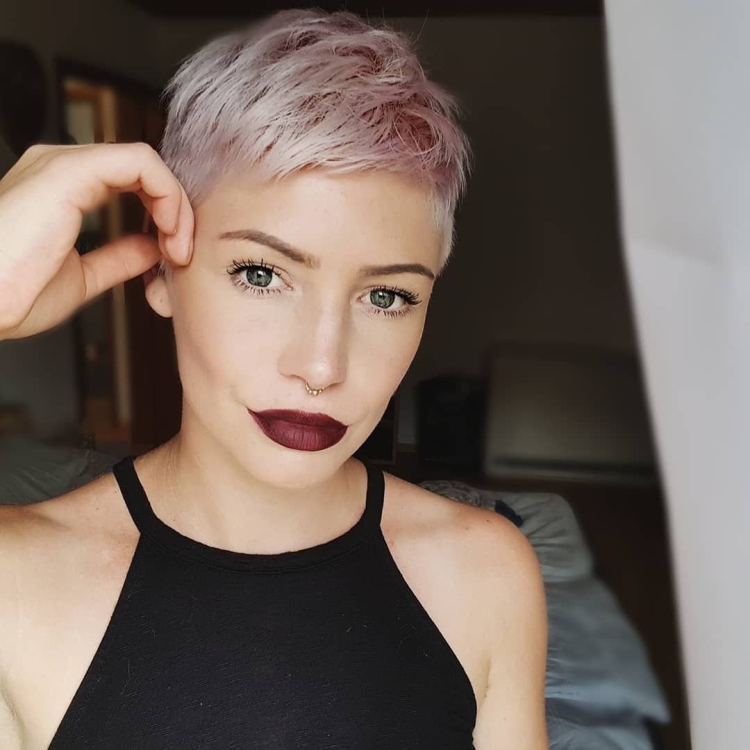 Пикси с короткой челкой белая с розовым