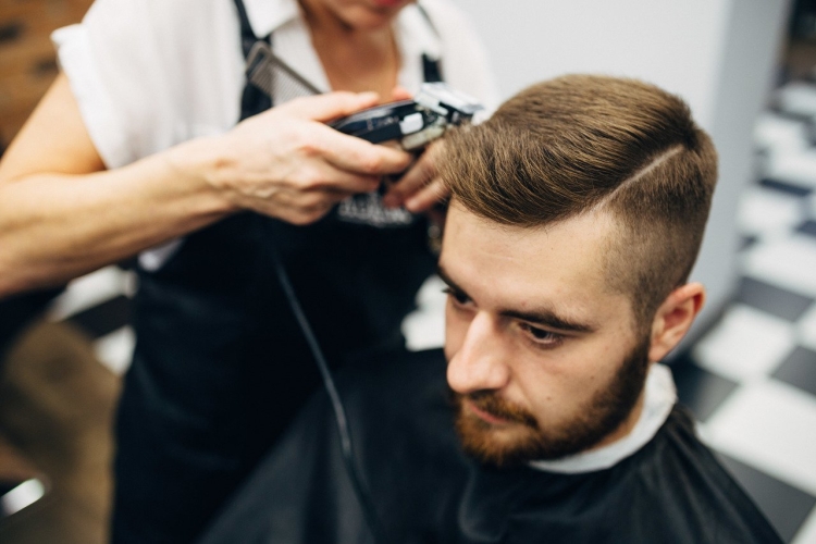 Парикмахер мужской прическа
