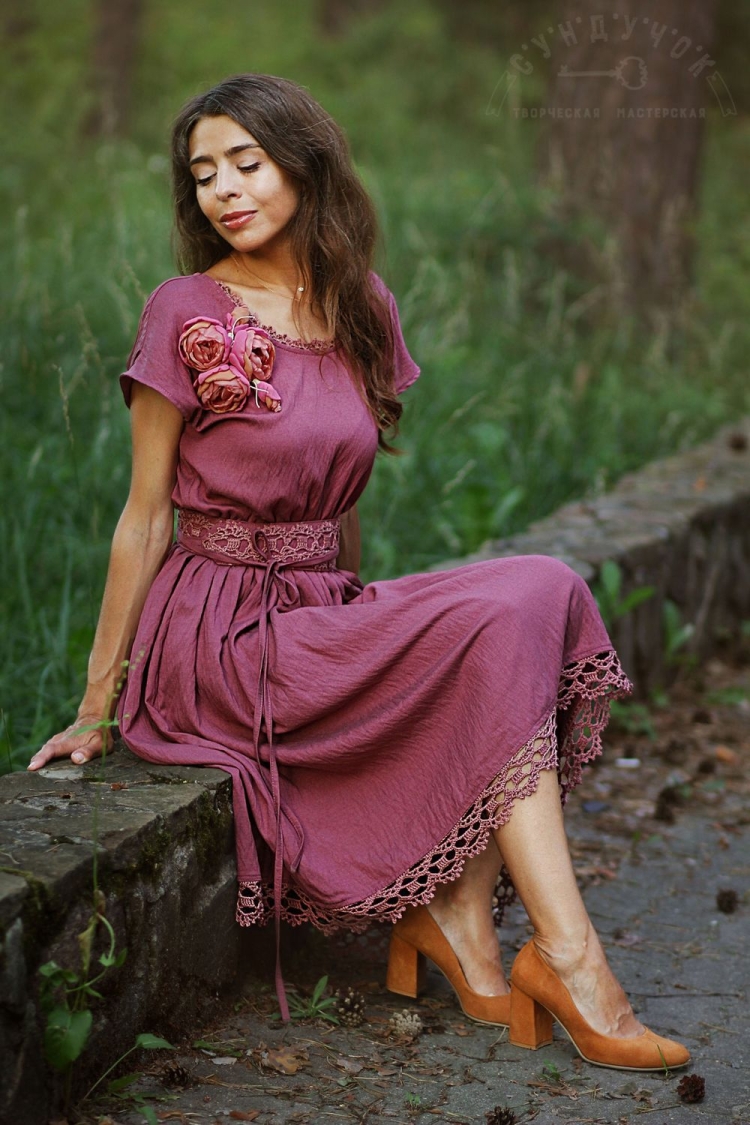 Платье брусничного цвета