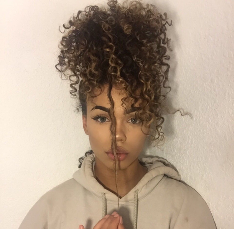 Эстетика кудрявых волос девушек