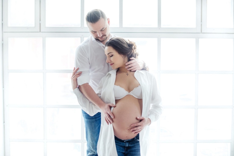 Студийная фотосессия беременных с мужем