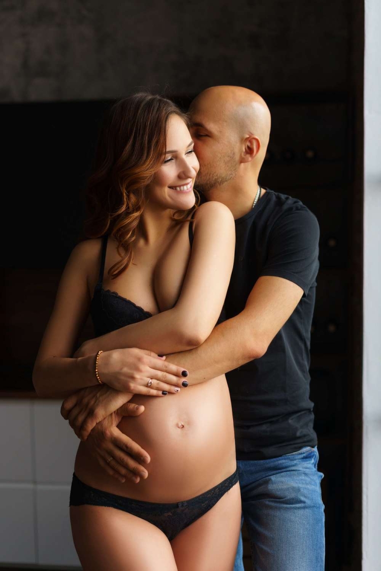 Стильная беременная фотосессия с мужем