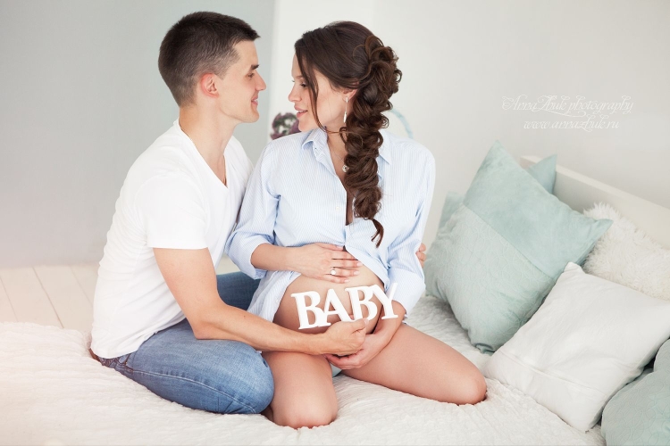 Беременная фотосессия с мужем в студии