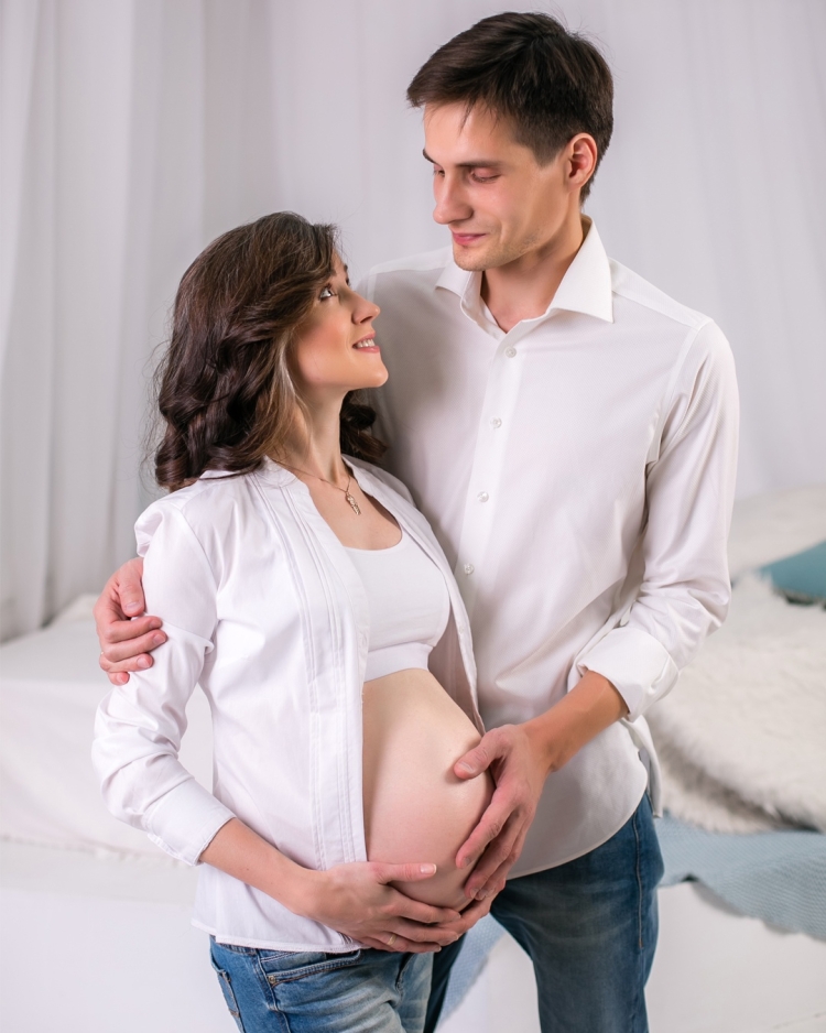 Фотосессия беременной с мужем в белых рубашках