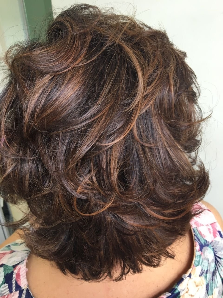 Стрижка Каскад на средние волосы с челкой 2022 на волнистые волосы