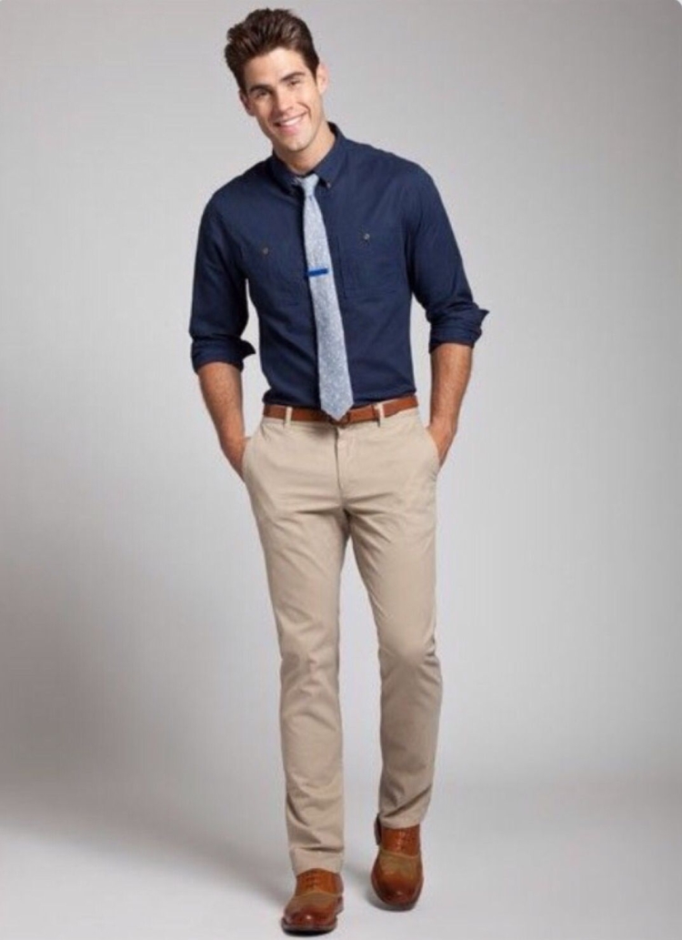 Синяя рубашка и бежевые брюки