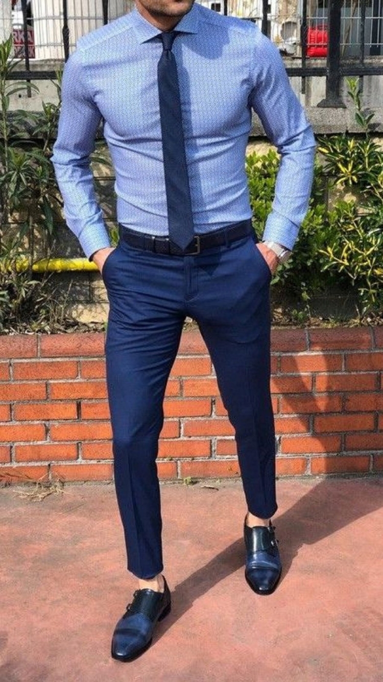 Рубашка к синим брюкам