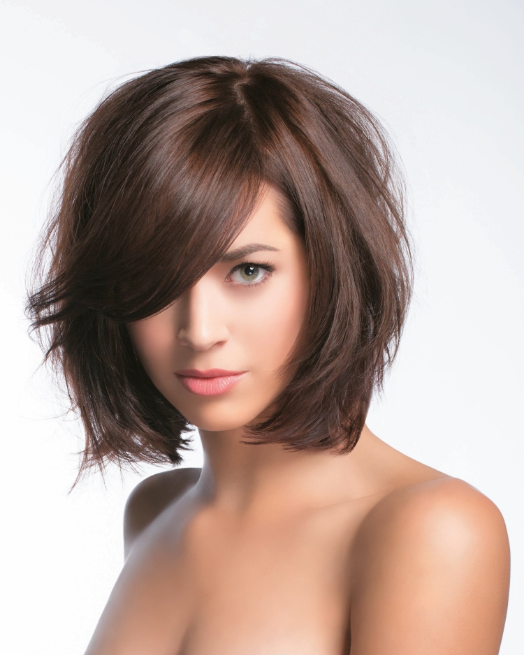 Стрижка каре Bob Kaskad на средние волосы