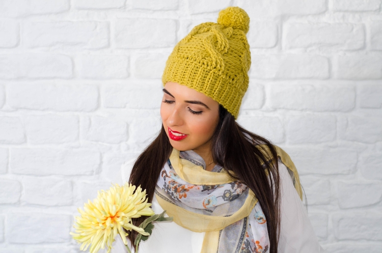 Шапка с желтым помпоном купить