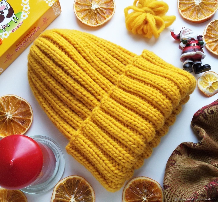Объемная желтая вязаная шапка