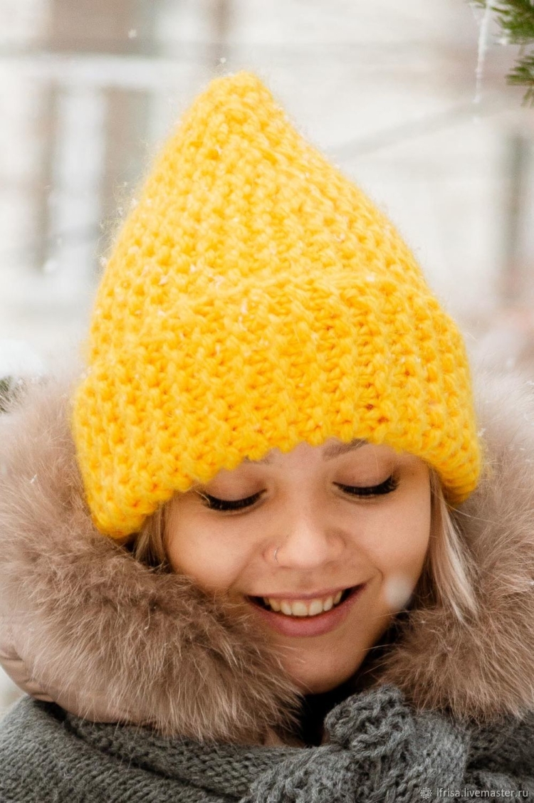 Желтая вязаная шапка