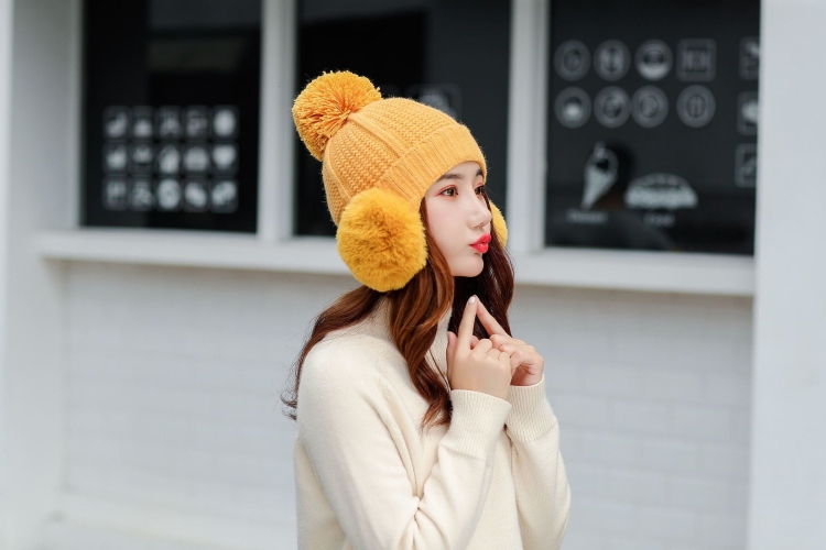 Девушка в оранжевой шапке