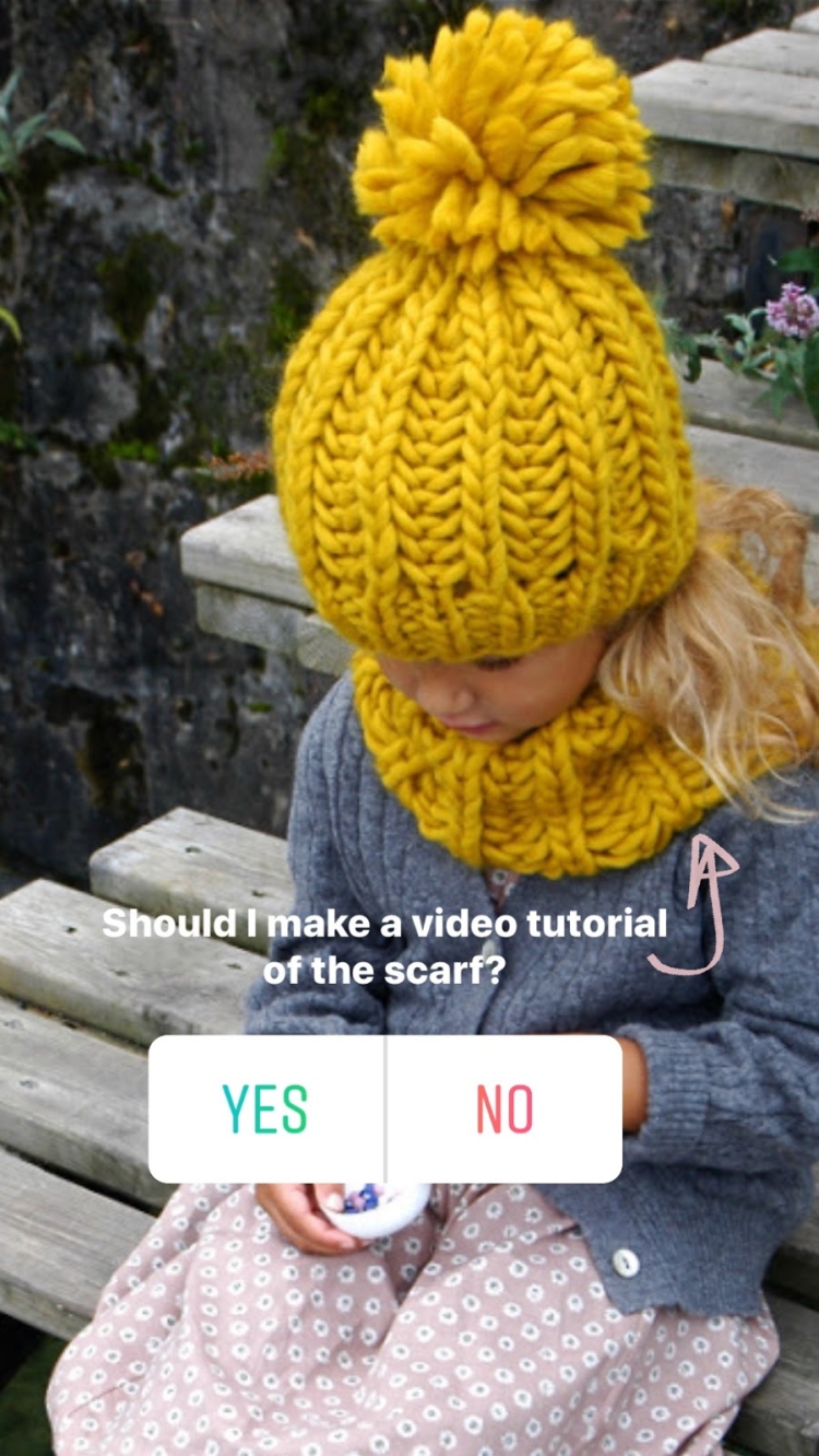 Желтая шапочка для девочки спицами