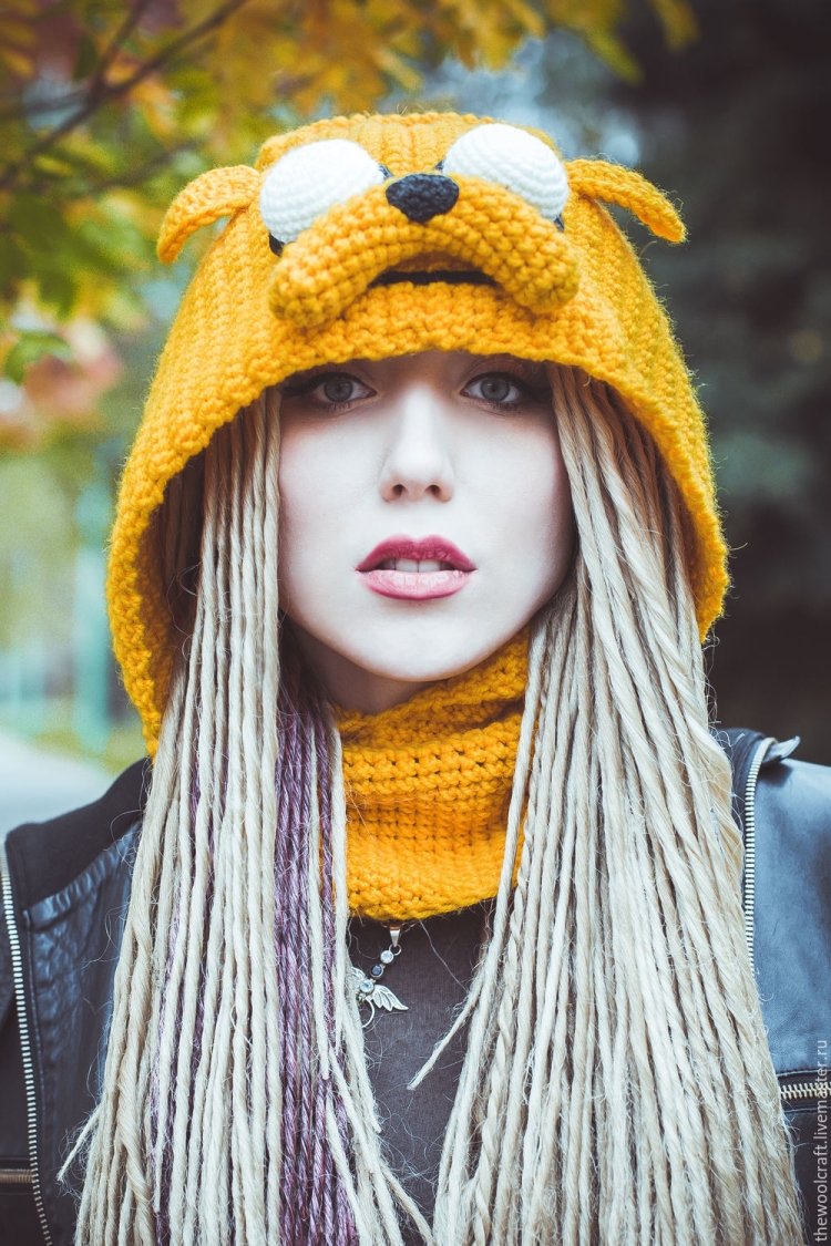 Желтая вязаная шапка