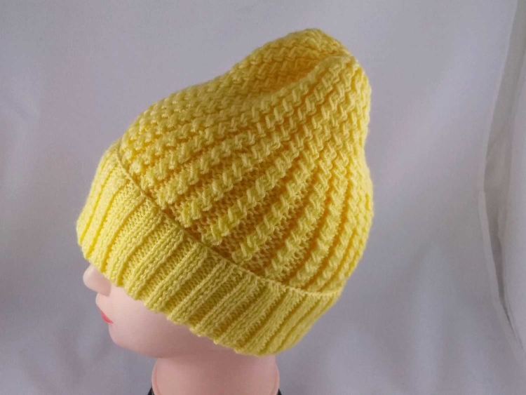 Вязаная шапка с отворотом