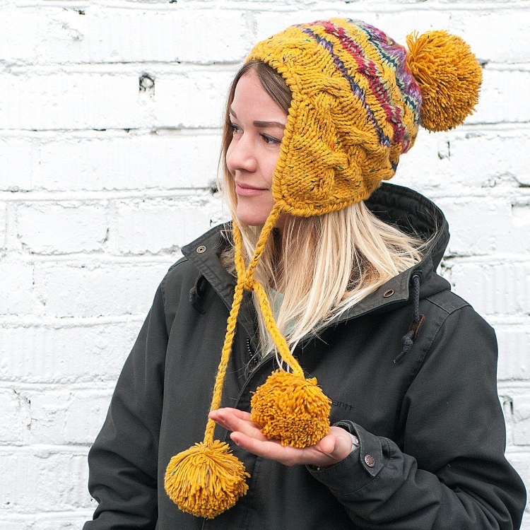 Желтая шапка с помпоном женская