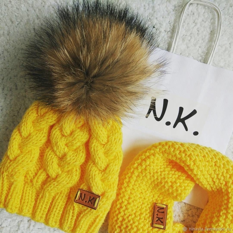 Желтая детская шапка с помпоном