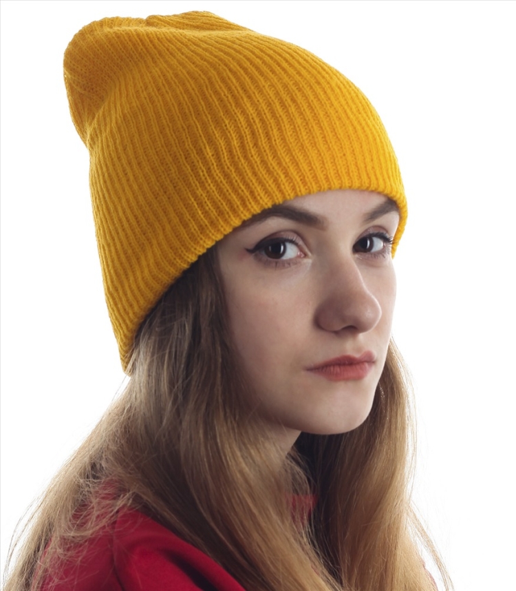 Желтая шапка женская