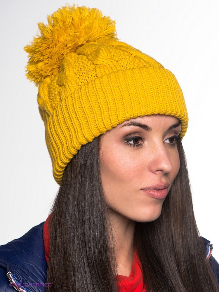 Желтая вязаная шапка женская