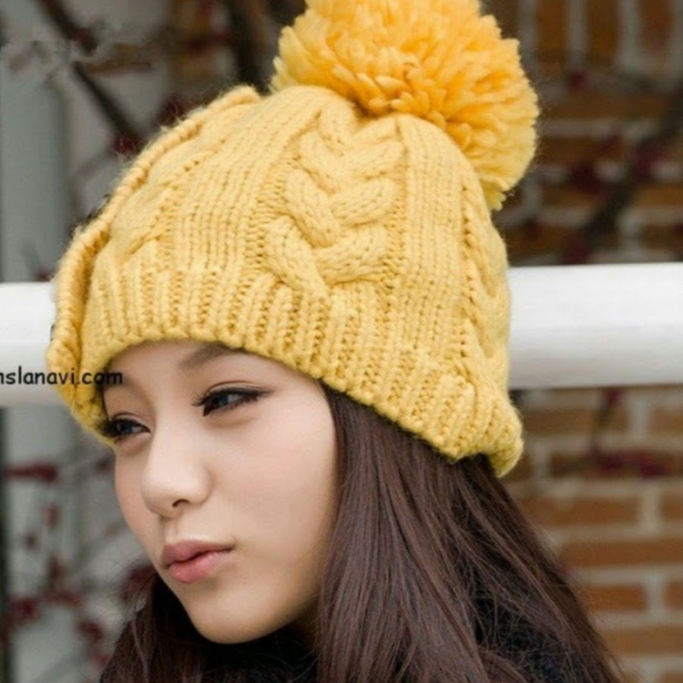 Желтая шапка спицами для женщин