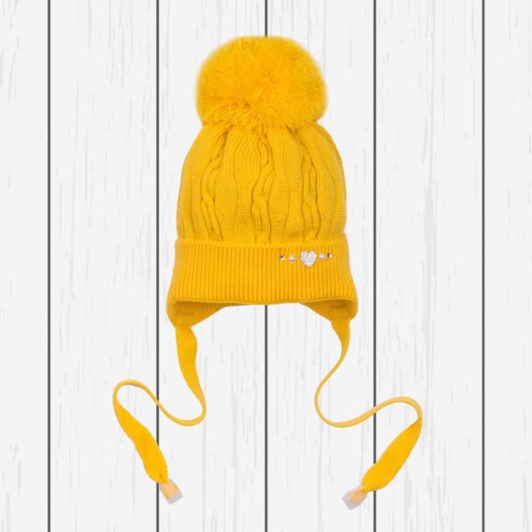 Желтая детская шапка