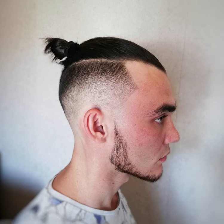 Мужская стрижка с хвостом на макушке
