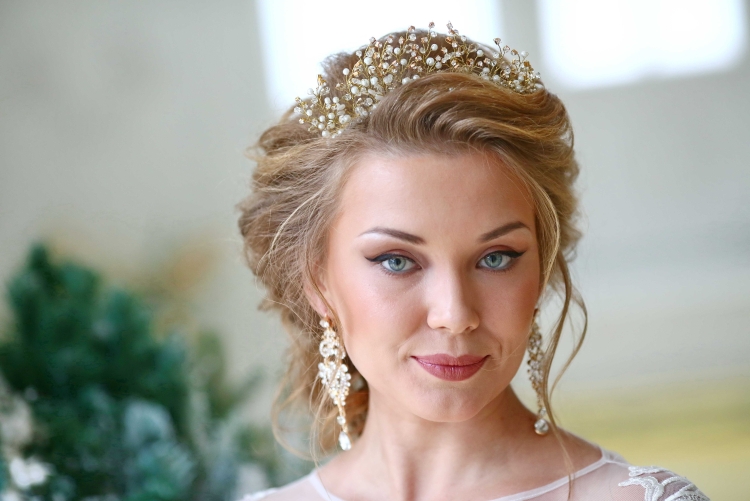 Свадебные причёски на средние волосы с диадемой