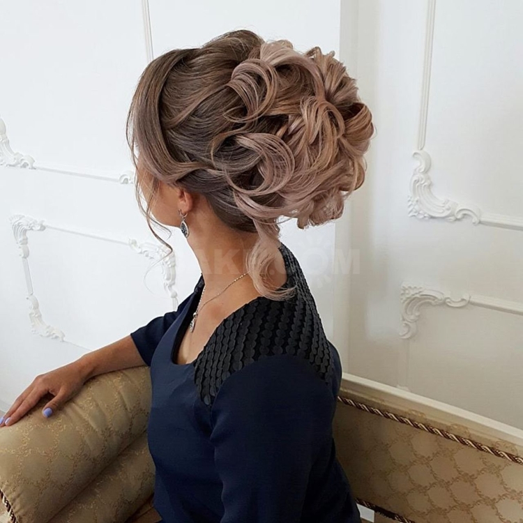 Прическа на средние волосы на торжество