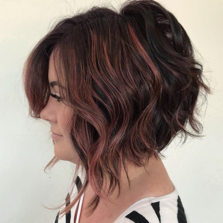 Градуированное Боб каре на кудрявые волосы