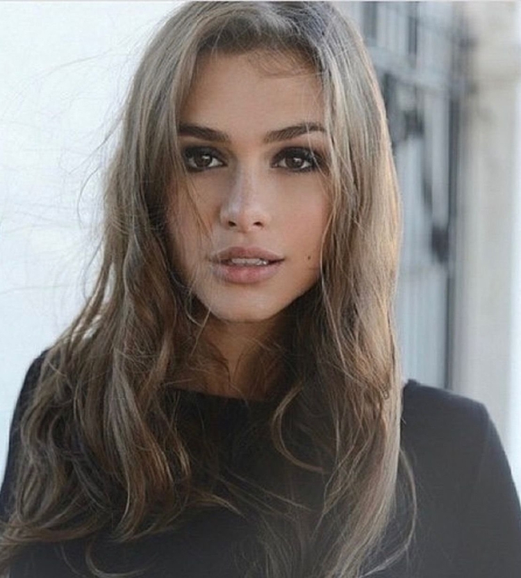 Селеста Дежардинс цвет волос