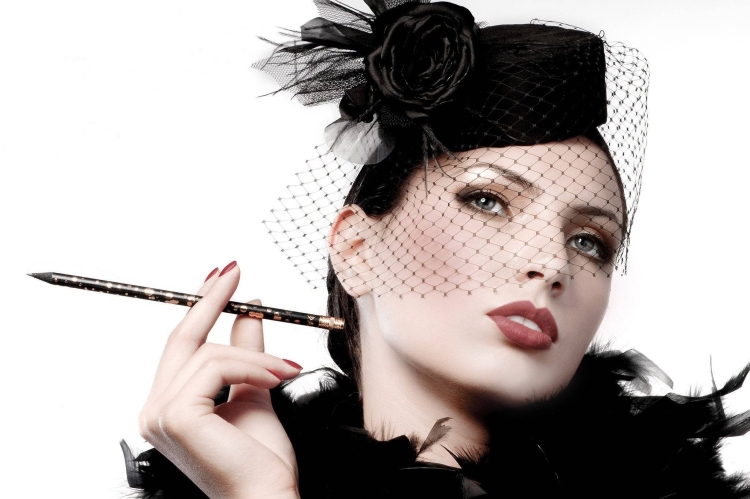 Дама в шляпке с вуалью