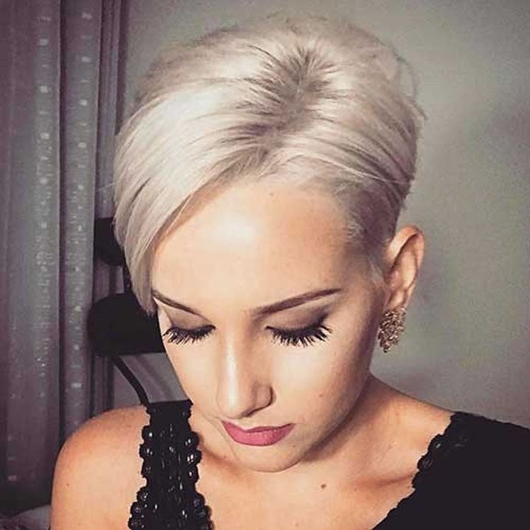 Пепельный блонд на очень короткие волосы