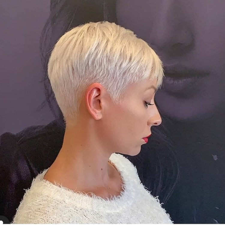 Короткая стрижка с белыми кончиками