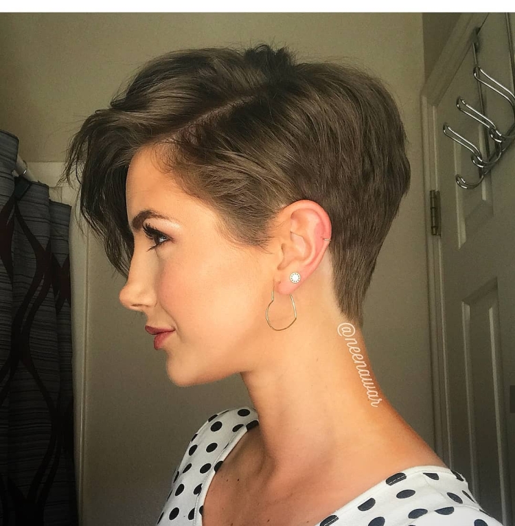 Пикси Боб стрижка с ровным пробором