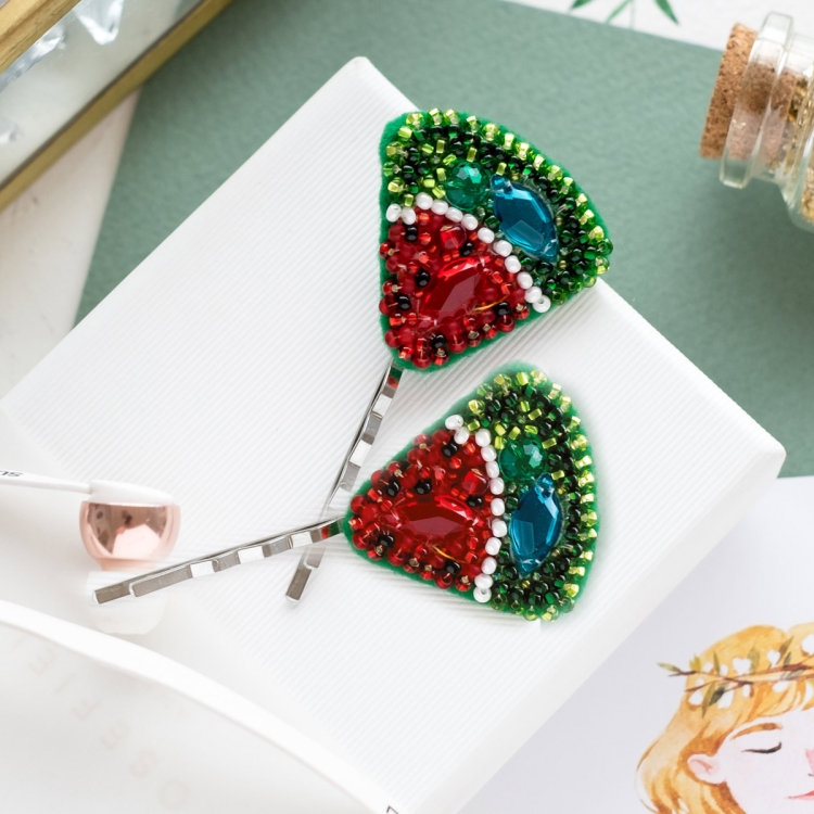 Арбузная долька подвеска из бисера