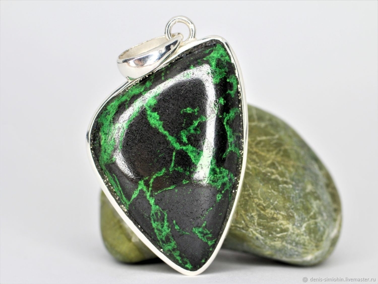 Уваровит кулон