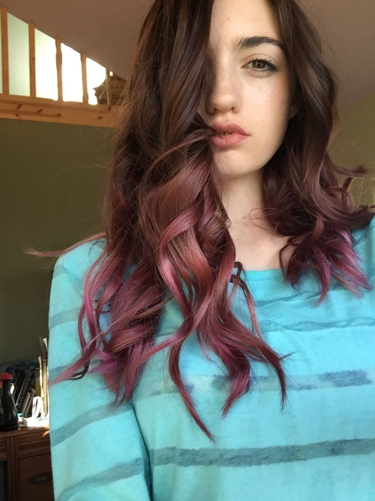 Розовые кончики волос