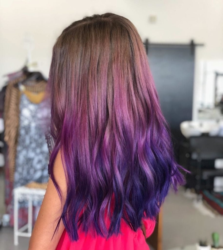 Фиолетовые пряди на русых волосах