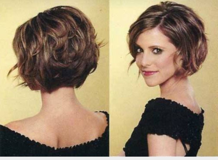 Градуированный Боб на короткие волнистые волосы