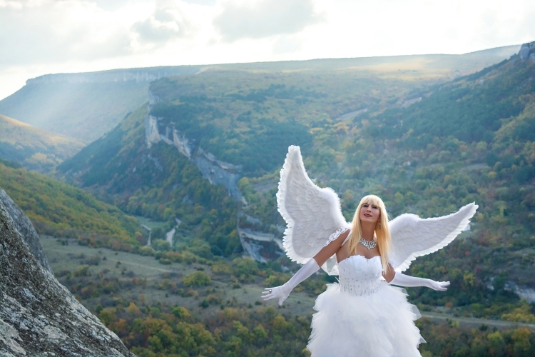 Взлетающий белый ангел