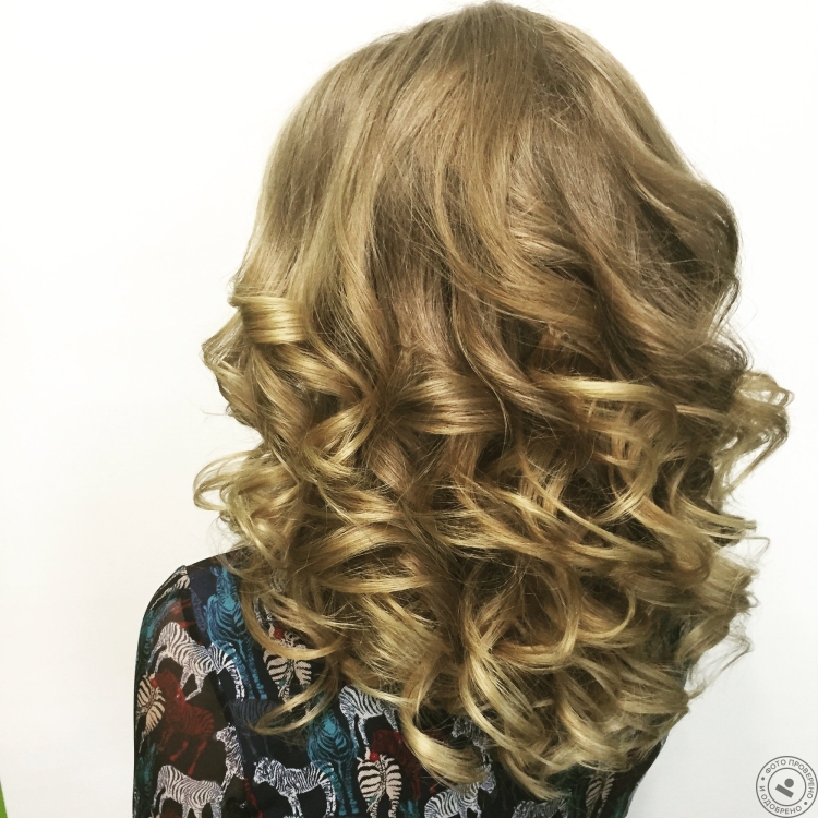 Локоны на кончиках на средние волосы