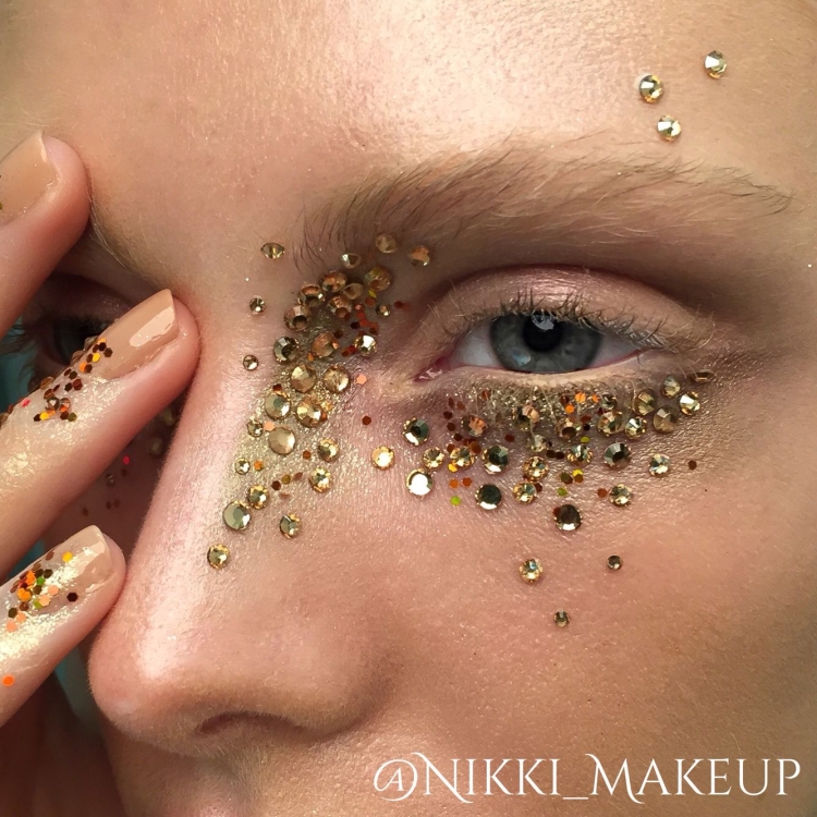 Необычный макияж со стразами