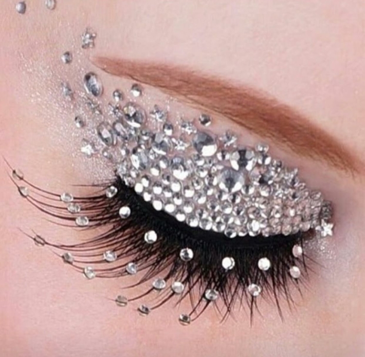 Нарощенные ресницы со стразой