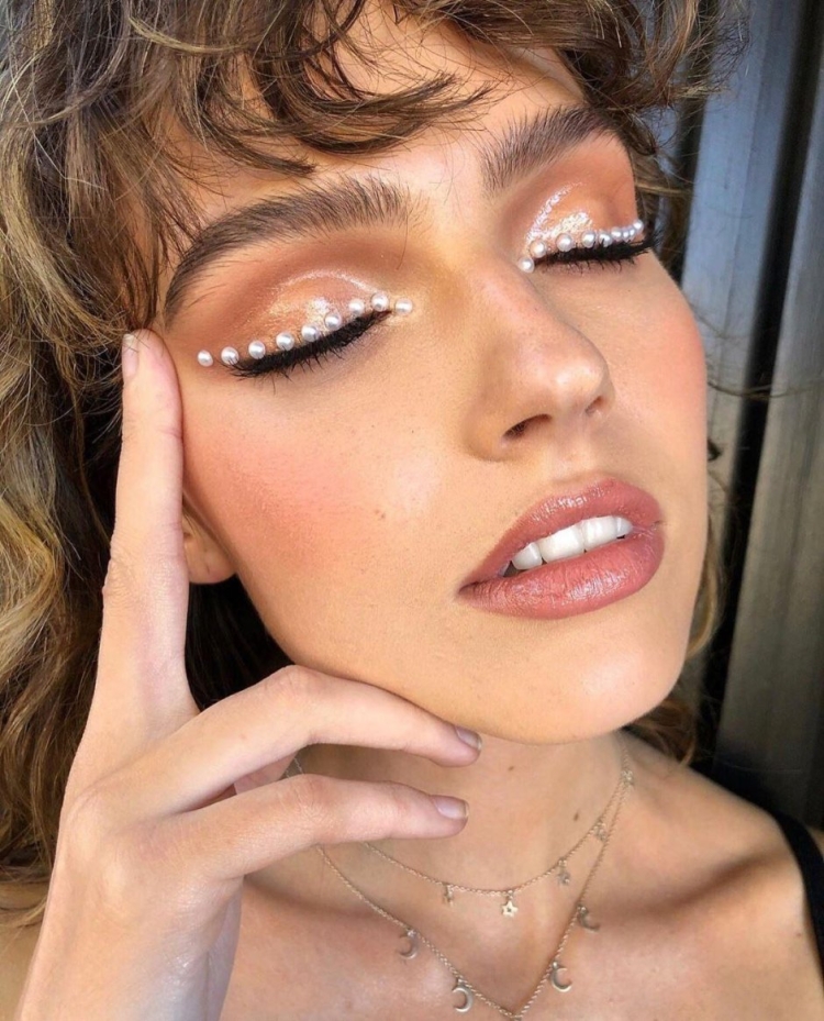 Макияж с жемчужинами на глазах